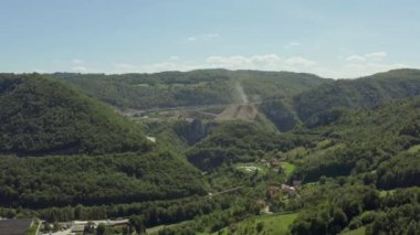 Sırbistan 'ın hava görüntüsü. Ormanların, güzel manzaraların, ağaçların, çamların, evlerin, dağların tepelerinin olduğu dağın insansız hava aracı videosu..
