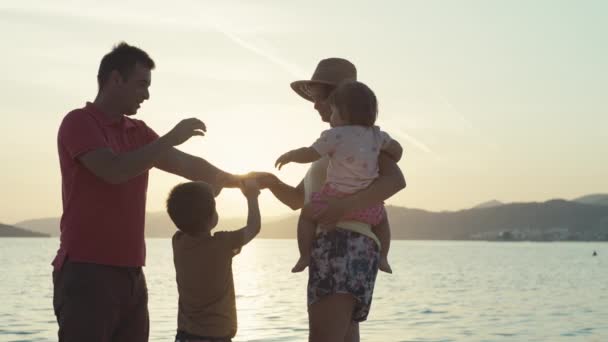 Eine Große Familie Faltet Bei Sonnenuntergang Meer Die Arme Zusammen — Stockvideo