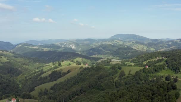 セルビアの空中撮影 美しい風景 山の頂上と山のドローンビデオ — ストック動画