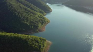 Sırbistan 'ın hava görüntüsü. Drone video hidroelektrik santrali ormanları, suyu, gölü, barajı ve güzel manzarayı görebileceğiniz dağlarda duruyor..