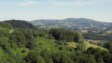 Hava saldırısı Sırbistan 'ı vurdu. Dağlarda insansız hava aracı uçuşu. Etrafı tarlalarla, ormanlarla, dağ zirveleriyle ve güzel manzaralarla çevrili küçük bir ev..