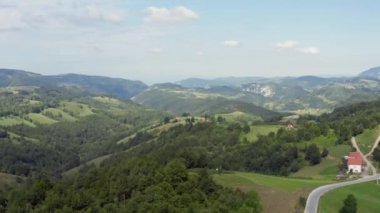 Hava saldırısı Sırbistan 'ı vurdu. Dağlarda insansız hava aracı uçuşu. Etrafı tarlalarla, ormanlarla, dağ zirveleriyle ve güzel manzaralarla çevrili küçük bir ev..