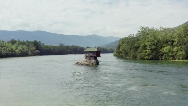 Hava Saldırısı Sırbistan Vurdu Nehrin Ortasında Kayaları Suyu Ormanı Ağaçları — Stok video