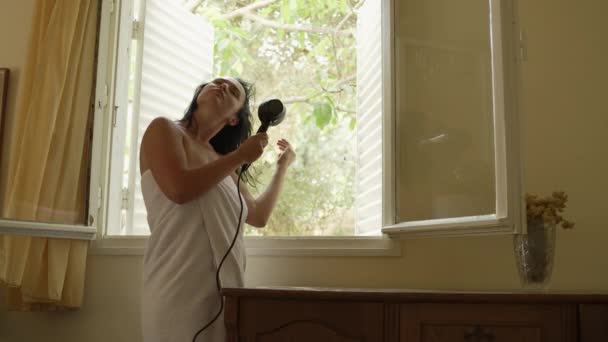 Vídeo Cámara Lenta Una Hermosa Chica Caucásica Secándose Pelo Dormitorio — Vídeos de Stock
