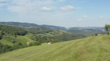 Hava saldırısı Sırbistan 'ı vurdu. Dağlarda insansız hava aracı uçuşu. Etrafı tarlalarla, ormanlarla, dağ zirveleriyle ve güzel manzaralarla çevrili küçük bir ev..