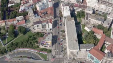 Belgrad 'ı hava kuvvetleri vurdu. Şehrin sokaklarına paralel bir insansız hava aracıyla uçmak, eski ve yeni şehri, eski binaları, sokaklarda ulaşımı, güzel bir şehir manzarasını görebileceğiniz bir yer..