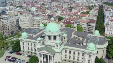 Belgrad 'ı hava kuvvetleri vurdu. Parlamento binası üzerinde insansız hava aracı uçuşu, sokakları görebileceğiniz, evlerin arka planındaki eski bina ve güzel bir şehir manzarası olan şehir..