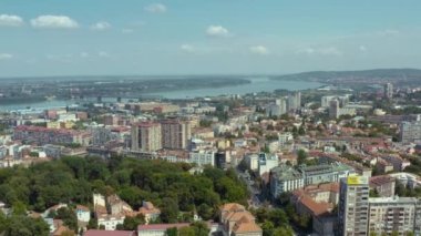 Belgrad 'ı hava kuvvetleri vurdu. Şehrin sokaklarında insansız hava aracıyla güzel bir uçuş, sokaklarda ulaşım, güzel bir şehir manzarası..