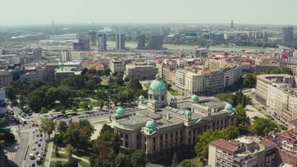 Aerial Ampui Belgradin Serbian Drone Lento Parlamenttirakennuksen Yli Jossa Voit — kuvapankkivideo