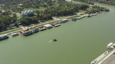 Belgrad 'ı hava kuvvetleri vurdu. Sava nehrinin üzerinde bir İHA 'da uçarken şehrin arka planında, parklarda, güzel manzaralarda, park halindeki tekneleri ve yelkenlileri görebilirsiniz..