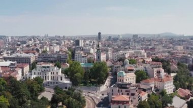 Belgrad 'ı hava kuvvetleri vurdu. Şehrin sokaklarında bir insansız hava aracıyla uçmak, eski ve yeni şehri, sokakları, eski binaları, sokaklardaki ulaşımı, güzel bir şehir manzarasını görebileceğiniz bir yer..