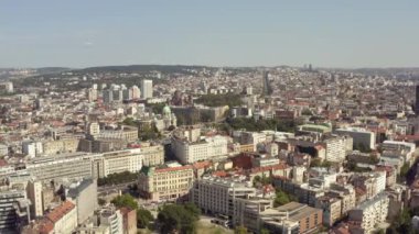 Belgrad 'ı hava kuvvetleri vurdu. Şehrin sokaklarında insansız hava aracıyla güzel bir uçuş, eski ve yeni şehir, sokaklar, eski binalar, sokaklarda ulaşım, güzel bir şehir manzarası..