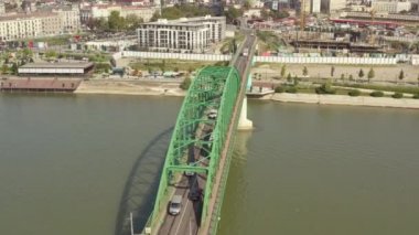 Belgrad 'ı hava kuvvetleri vurdu. Sava Nehri 'nden geçen tramvayların üzerinden geçtiği demir köprünün üzerinden insansız hava aracı uçuşu. Şehir arkaplanı ve güzel şehir manzarası.