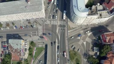 Belgrad 'ı hava kuvvetleri vurdu. Şehrin sokaklarına paralel bir insansız hava aracıyla uçmak, eski ve yeni şehri, eski binaları, sokaklarda ulaşımı, güzel bir şehir manzarasını görebileceğiniz bir yer..