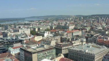 Belgrad 'ı hava kuvvetleri vurdu. Şehrin sokaklarında, eski ve yeni şehirleri, sokakları, eski binaları, caddelerde ulaşımı görebileceğiniz bir insansız hava aracıyla güzel bir uçuş.