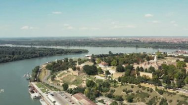 Belgrad 'ı hava kuvvetleri vurdu. Eski binaların taş duvarlarını, nehrin ve şehrin arka planlarını görebileceğiniz antik bir kalenin üzerinde bir dron uçuşu..