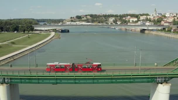 空射贝尔格莱德塞尔维亚 无人机飞越了红色有轨电车穿过萨瓦河的铁桥 城市背景和美丽的城市景观 — 图库视频影像