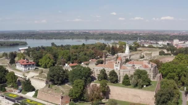 空射贝尔格莱德塞尔维亚 乘坐无人驾驶飞机飞越一座古老的城堡 你可以在那里看到古老建筑的石墙 河流的背景和城市 — 图库视频影像
