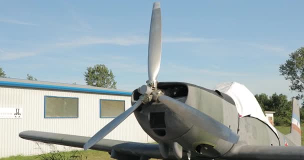 Primer Plano Hélice Viejo Avión Restaurado Cielo Los Árboles Pueden — Vídeos de Stock