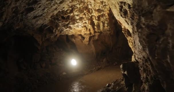 Відео Стабілізатора Вузьких Тунелів Печері Сталагмітами Ставками Високоякісні Кадри — стокове відео