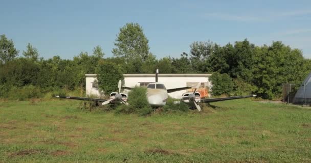 一架长满青草和树木的老旧飞机的录像 技术与自然的斗争 不会飞的飞机 向贝尔格莱德塞尔维亚开枪 — 图库视频影像