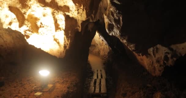 Vacker Video Grotta Som Underjordisk Med Vackra Belysta Stenar Stalagmiter — Stockvideo