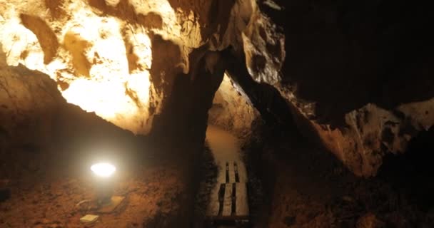 Prachtige Video Van Een Grot Die Ondergronds Met Prachtige Verlichte — Stockvideo