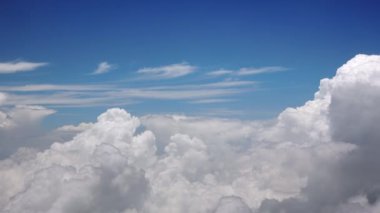 Bulutların üstündeki çerçeve. Güneşli havada mavi gökyüzünde bulutlar. Gökyüzündeki desenli bulutlar.