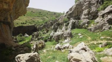 Lübnan 'daki Rocky Kanyonu. Kayalıklı ve kayalıklı dağların manzarası. Orta Doğu 'nun dağlardaki doğası..