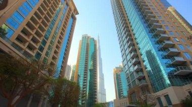 Dubai şehir merkezi. Çöldeki uzun evler ve gökdelenler. Arap başkentinin şehri..