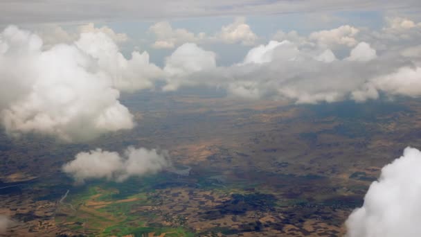 从空中俯瞰埃塞俄比亚的Omo山谷 人类的家园在美丽的山景中 云彩斑斓 从飞机上俯瞰Omo Valley山脉 — 图库视频影像