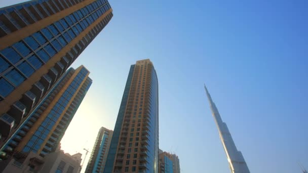 迪拜的城市建筑 落日时分 沙漠中的高层建筑 具有玻璃摩天大楼的未来城市的城市景观 — 图库视频影像