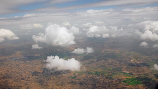 从埃塞俄比亚Omo山谷的飞机上俯瞰空中 一个风景秀丽的城市里有山脉 山谷和河流的山脉 笼罩着山脉的纹理云彩 — 图库视频影像
