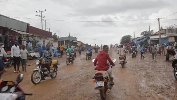 Mensen Leven Afrika Een Straatmarkt Waar Veel Mensen Overal Modder — Stockvideo