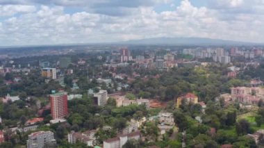 İnsansız hava aracı videosu Kenya 'nın başkenti Nairobi Cumhuriyeti, Afrika. Kentsel Afrika manzarası.