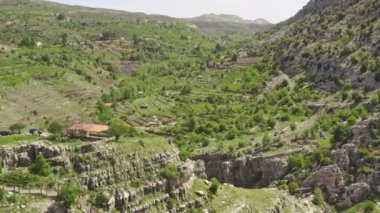 Lübnan dağlarındaki bir şelale manzarası. Suyun aktığı kayalar güzel bir manzara şehrinde, dağlarda bir kanyonla..