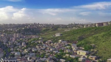 Erivan Ermenistan 'ın hava manzarası. Dağ yamaçlarındaki evler çok güzel bir manzara. Başkentin sokakları ve gökdelenleri.