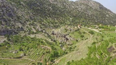 Lübnan 'ın kırsal arazi manzarası. Üzüm bağları ve meyve bahçeleri olan kayalık dağ evleri.