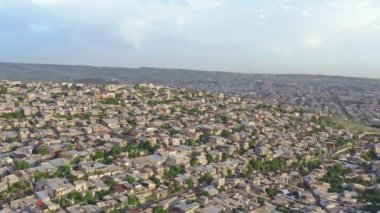 Erivan 'da özel evleri olan havadan manzaralı şehir manzarası. Başkent Ermenistan 'ın banliyöleri, dağ manzaralı evler ve sokaklar..