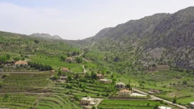 Lübnan 'daki dağların ve tepelerin havadan görünüşü. Güzel üzüm bağları ve diğer tarım ürünleri olan dağ köyleri.