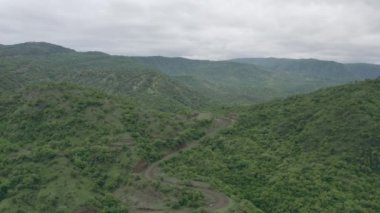 Etiyopya 'daki Omo Vadisi' nin havadan görünüşü. Afrika 'nın çayırları ağaçlarla kaplanmış ve dağlarla, zirvelerle ve tepelerle çevrili. İnsanlığın doğduğu yerin insansız hava aracı videosu..