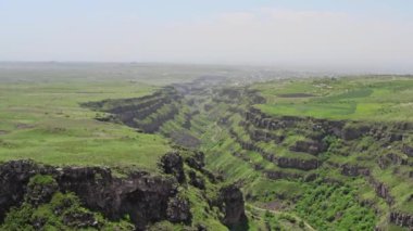Ermenistan 'daki Saghmosavank manastırı yakınlarındaki kanyon manzarası. Kazak nehrinin kıyısındaki drone videosu..