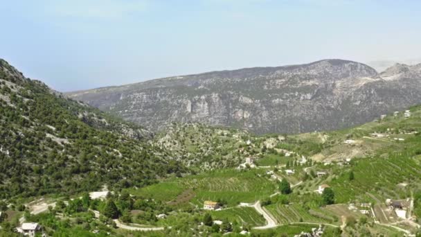 Drónfelvételek Egy Hegyvidéki Területen Farmültetvényekkel Libanon Hegyi Falvak Szőlőültetvényekkel Hegyekben — Stock videók