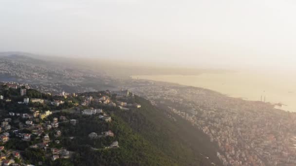 レバノンのベイルートでの日没時の航空写真 背景に住宅や地中海と丘陵地帯 — ストック動画