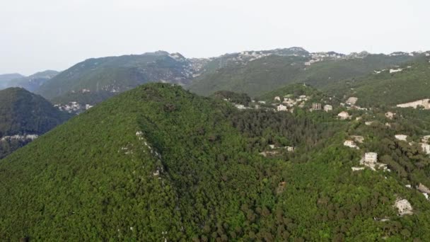 공중에서 레바논 산악지대는 침엽수림으로 산에는 봉우리와 마을들이 — 비디오