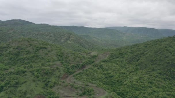 エチオピアのオモ渓谷の空中写真 アフリカの風景サバンナの木に覆われ ピークや尾根に囲まれて成長した ドローンビデオ人類が生まれた場所 — ストック動画