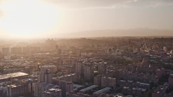 Вид Воздуха Город Ереван Закат Городе Высотными Зданиями Советскими Зданиями — стоковое видео