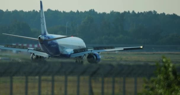 Ukrayna Kiev Borispol Havaalanı 072020 Belavia Uçağı Terminaldeki Yolculara Iniyor — Stok video