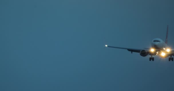 Avión Aterriza Aeropuerto Plan Compra Avión Con Luces Encendidas Que — Vídeo de stock