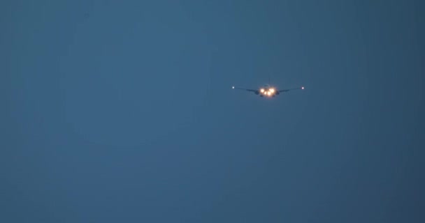 飞机正在机场着陆 购买有灯光的飞机的平面图 飞机将在蓝天降落 — 图库视频影像